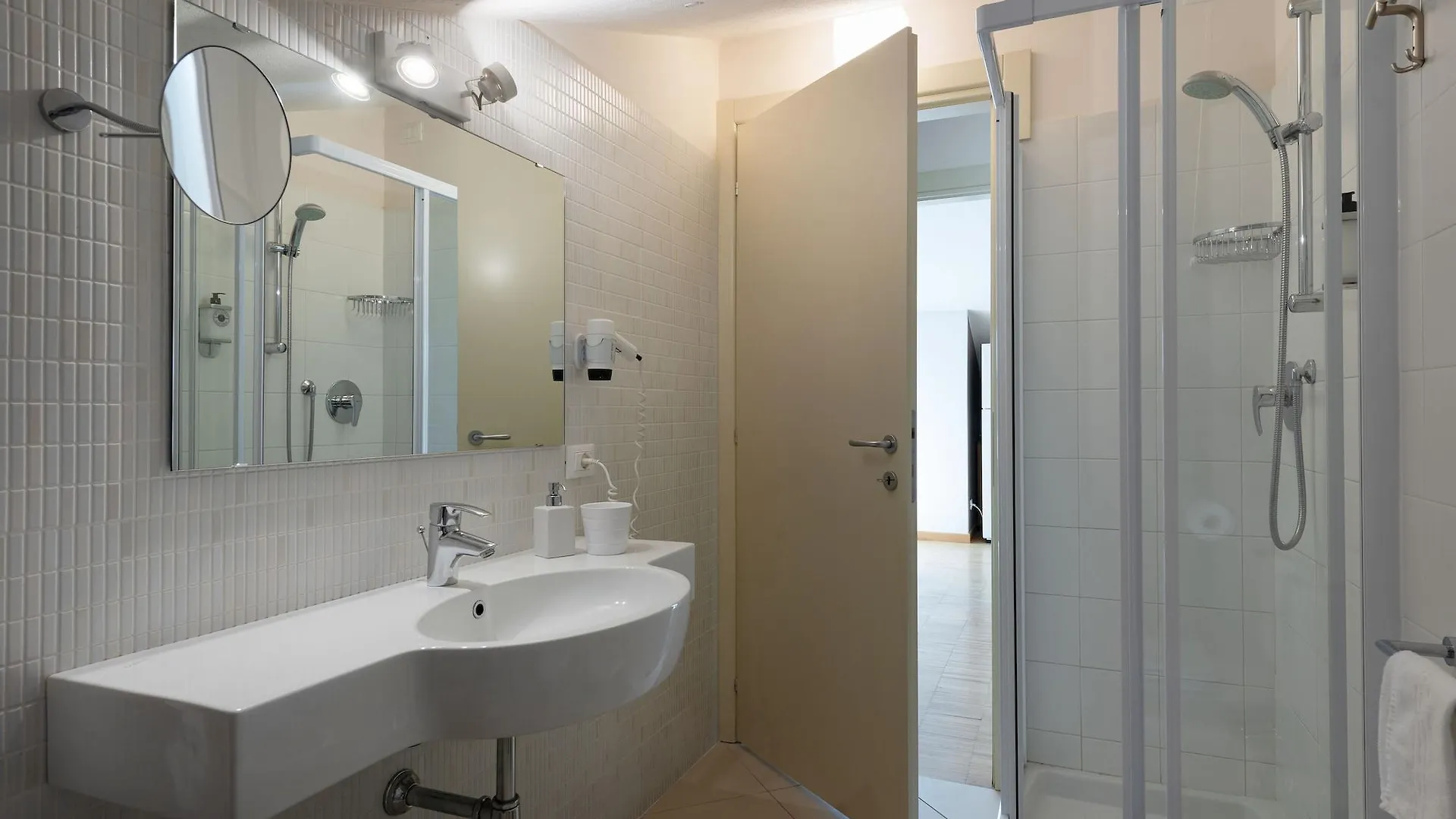 Konukevi Vialeromadodici Rooms & Apartments Lazise