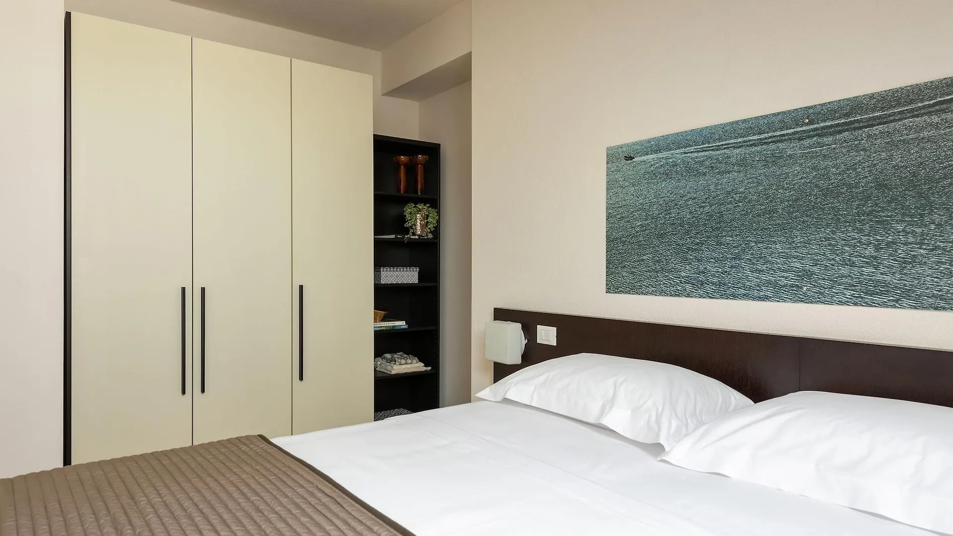 Vialeromadodici Rooms & Apartments Lazise 3*,  Italy