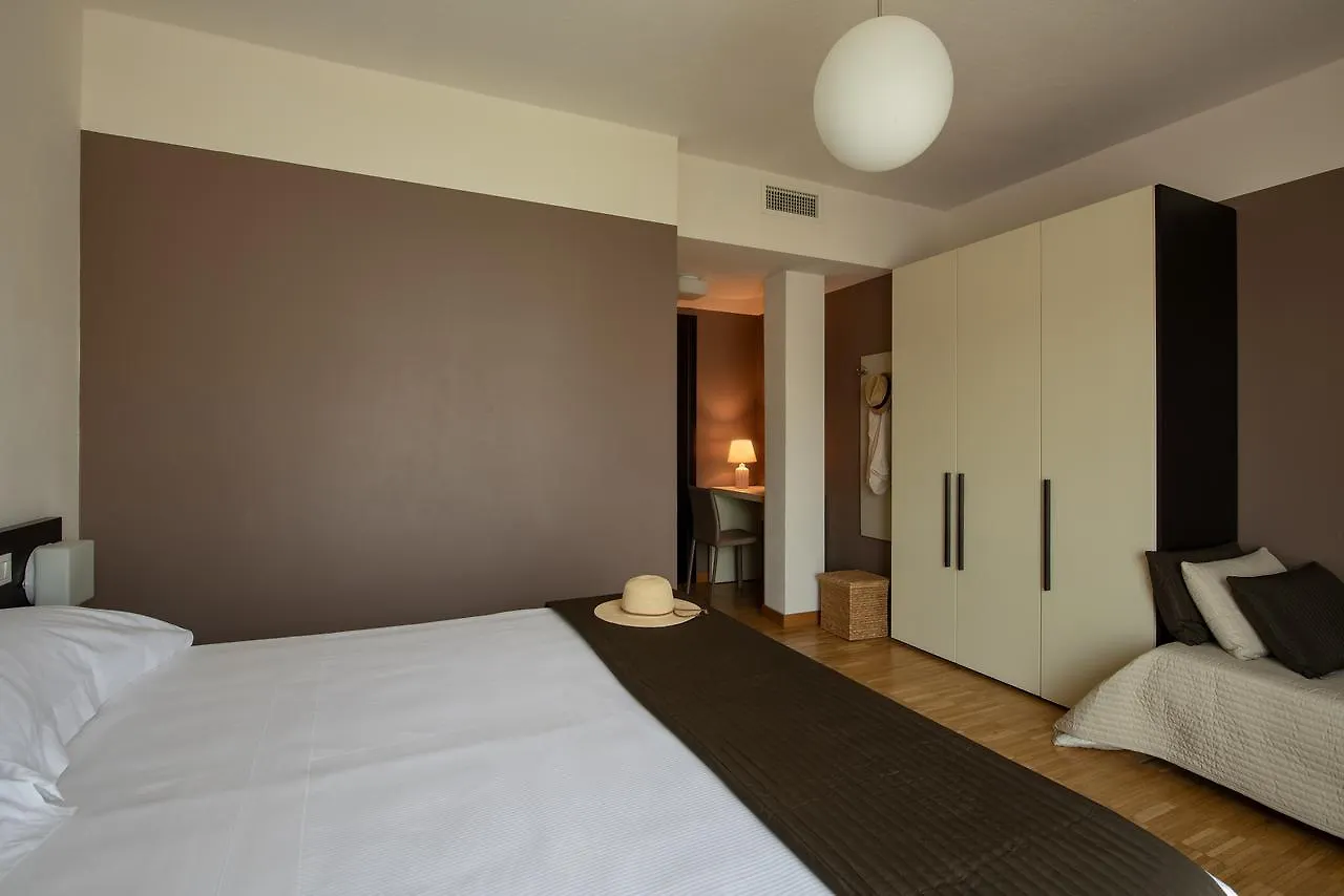 Vialeromadodici Rooms & Apartments Lazise Guest house