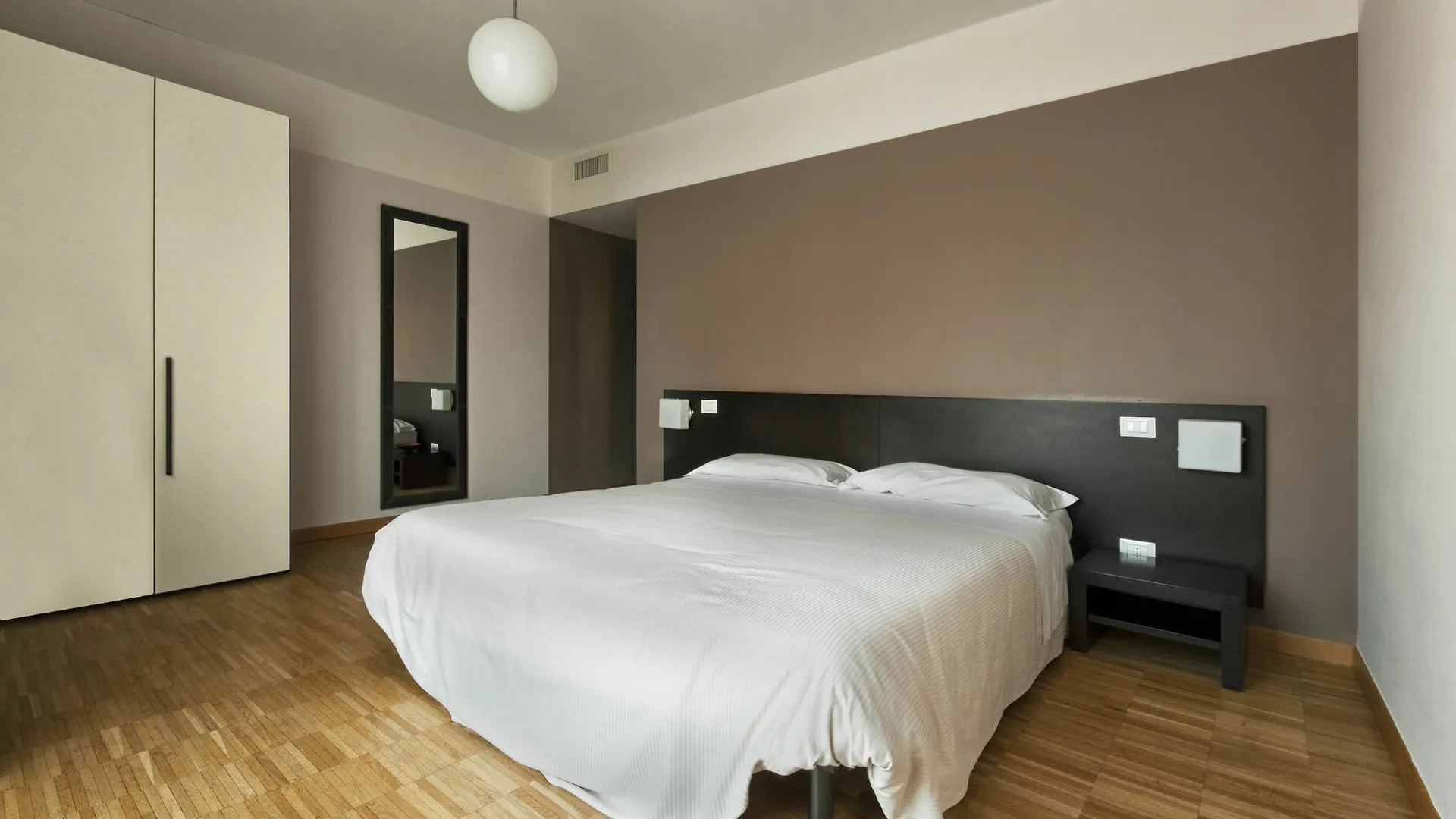 Vialeromadodici Rooms & Apartments Lazise Italy