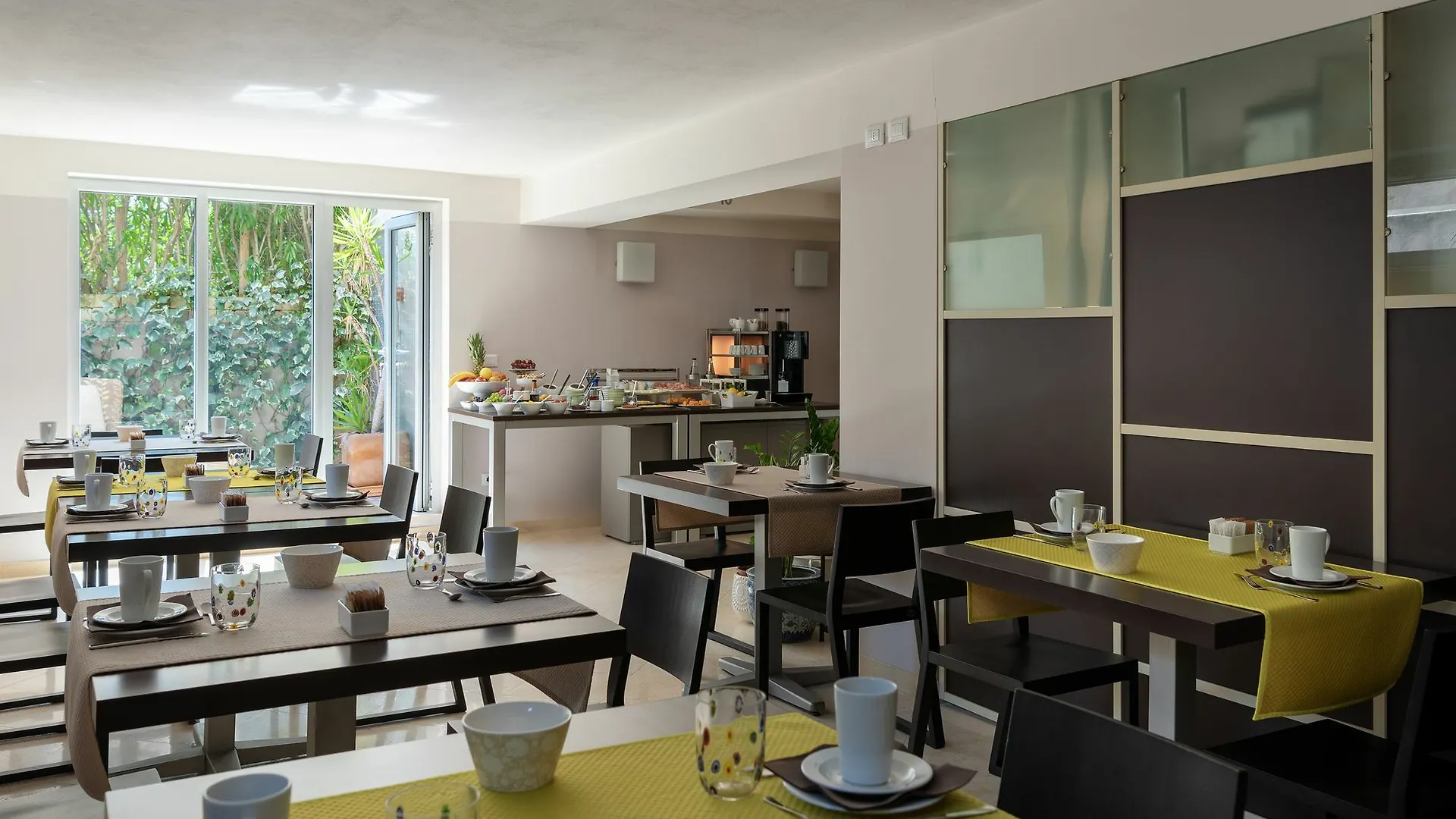 Vialeromadodici Rooms & Apartments Lazise Guest house