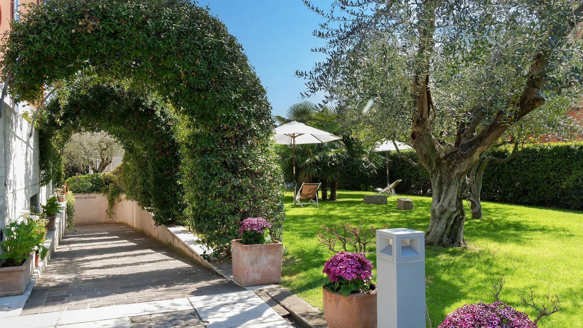 Vialeromadodici Rooms & Apartments Lazise 3*,  Italy
