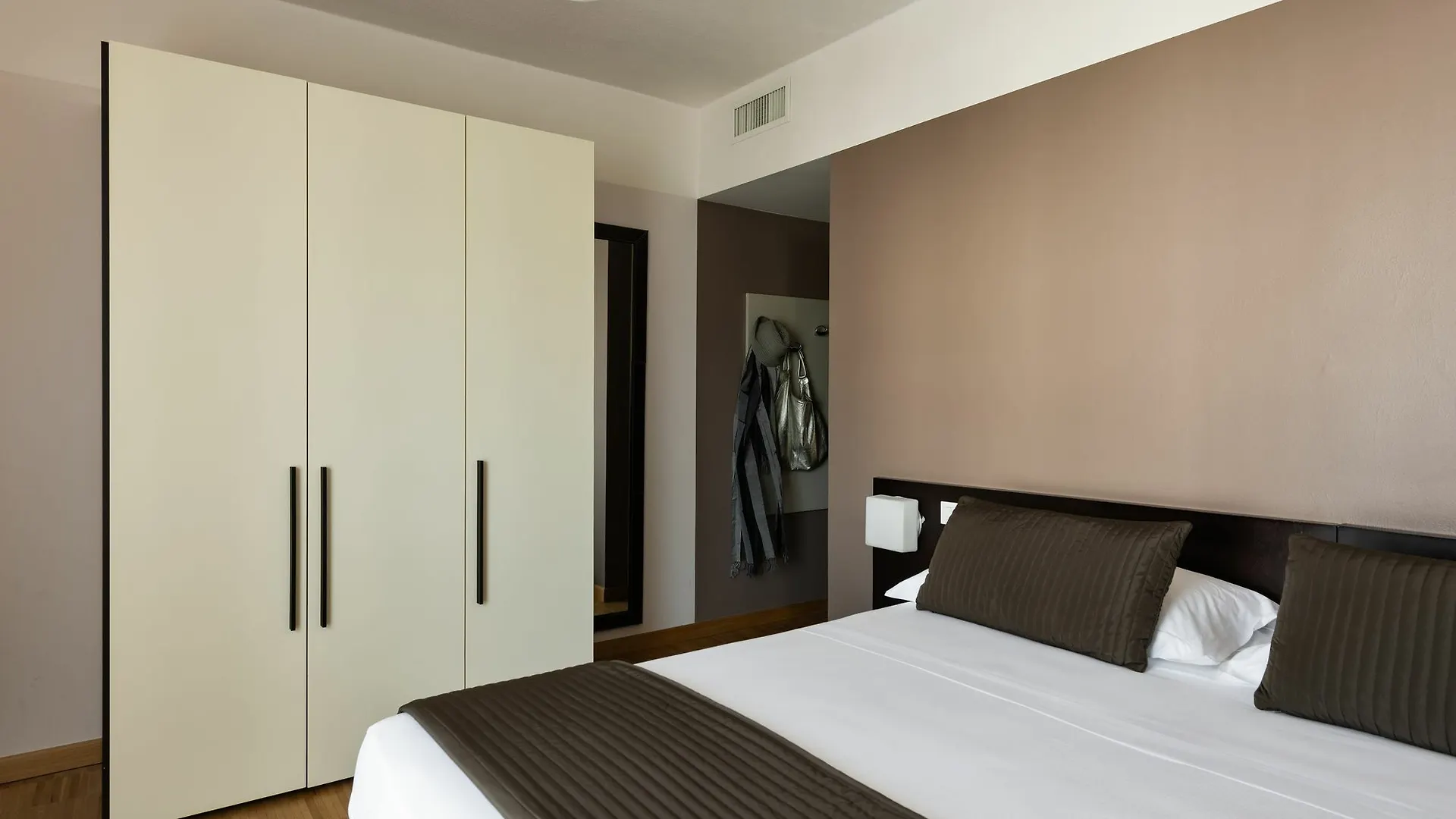 Vialeromadodici Rooms & Apartments Lazise Italien